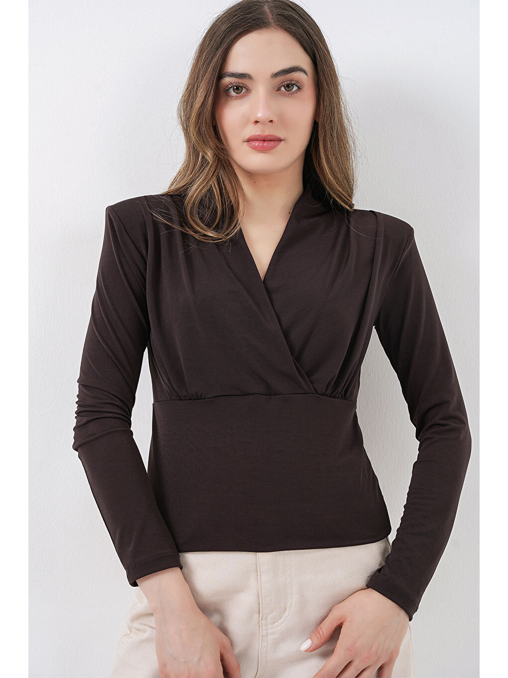 Kadın Omuz Vatkalı Kruvaze Yaka Bluz 942 - Kahverengi-3