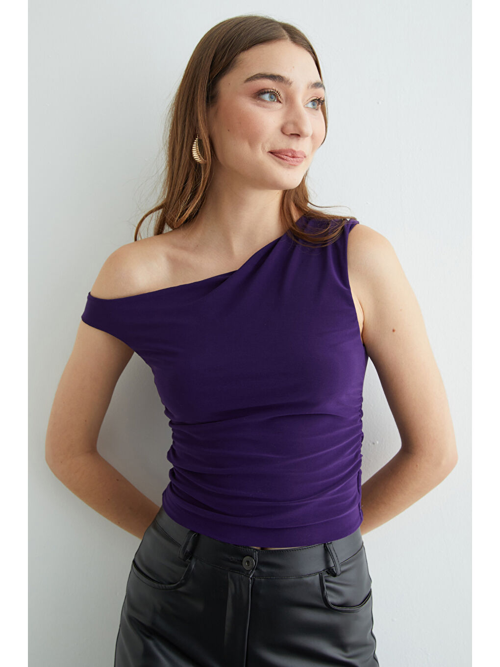 Mor Yanları Drapeli Tek Kol Bluz