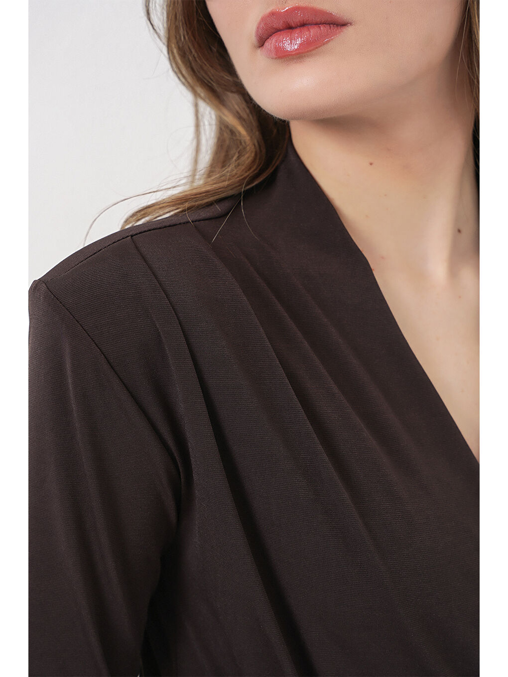 Kadın Omuz Vatkalı Kruvaze Yaka Bluz 942 - Kahverengi-5