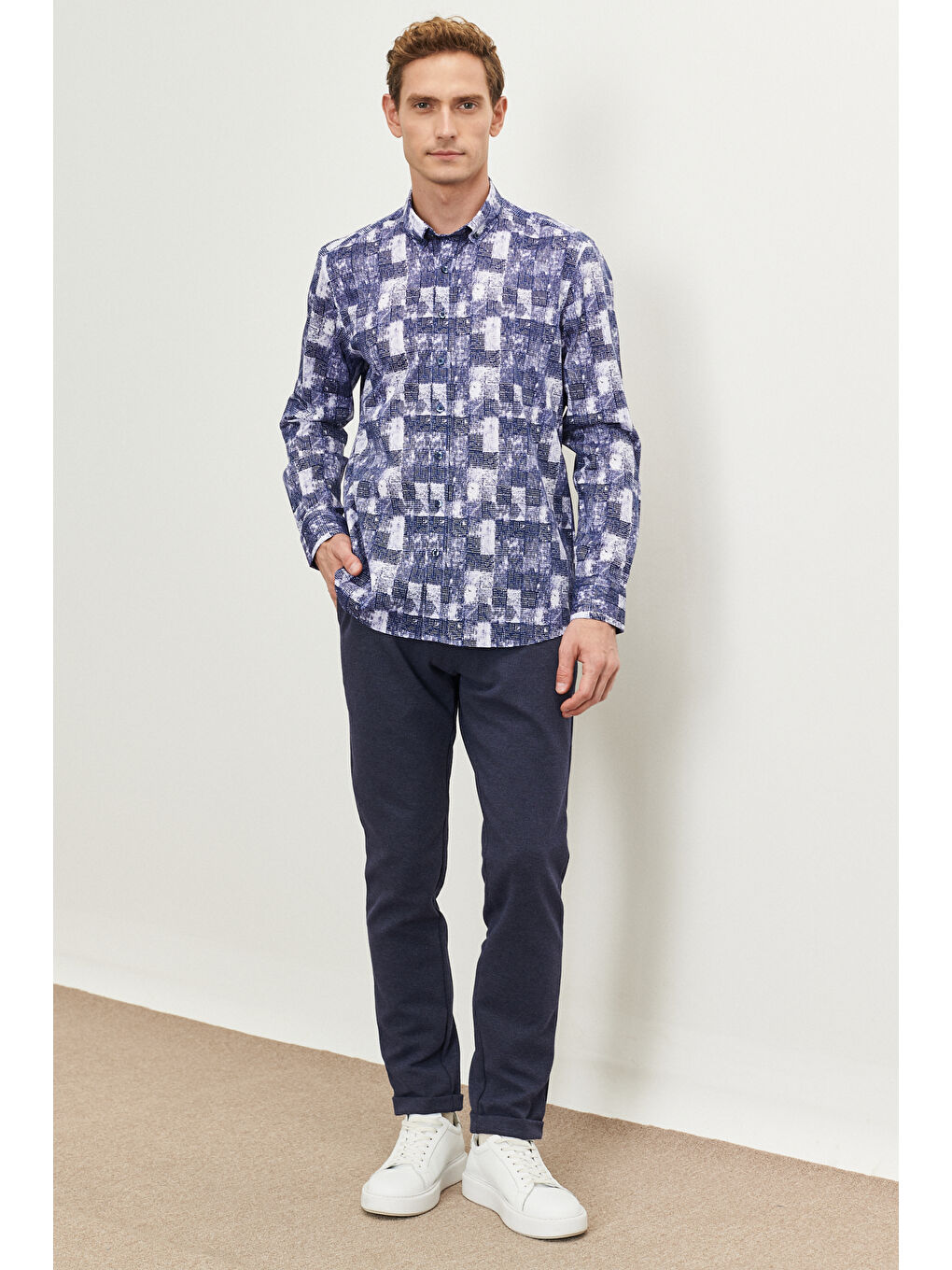 Erkek Lacivert Slim Fit Dar Kesim Düğmeli Yaka %100 Pamuk Baskılı Gömlek-1