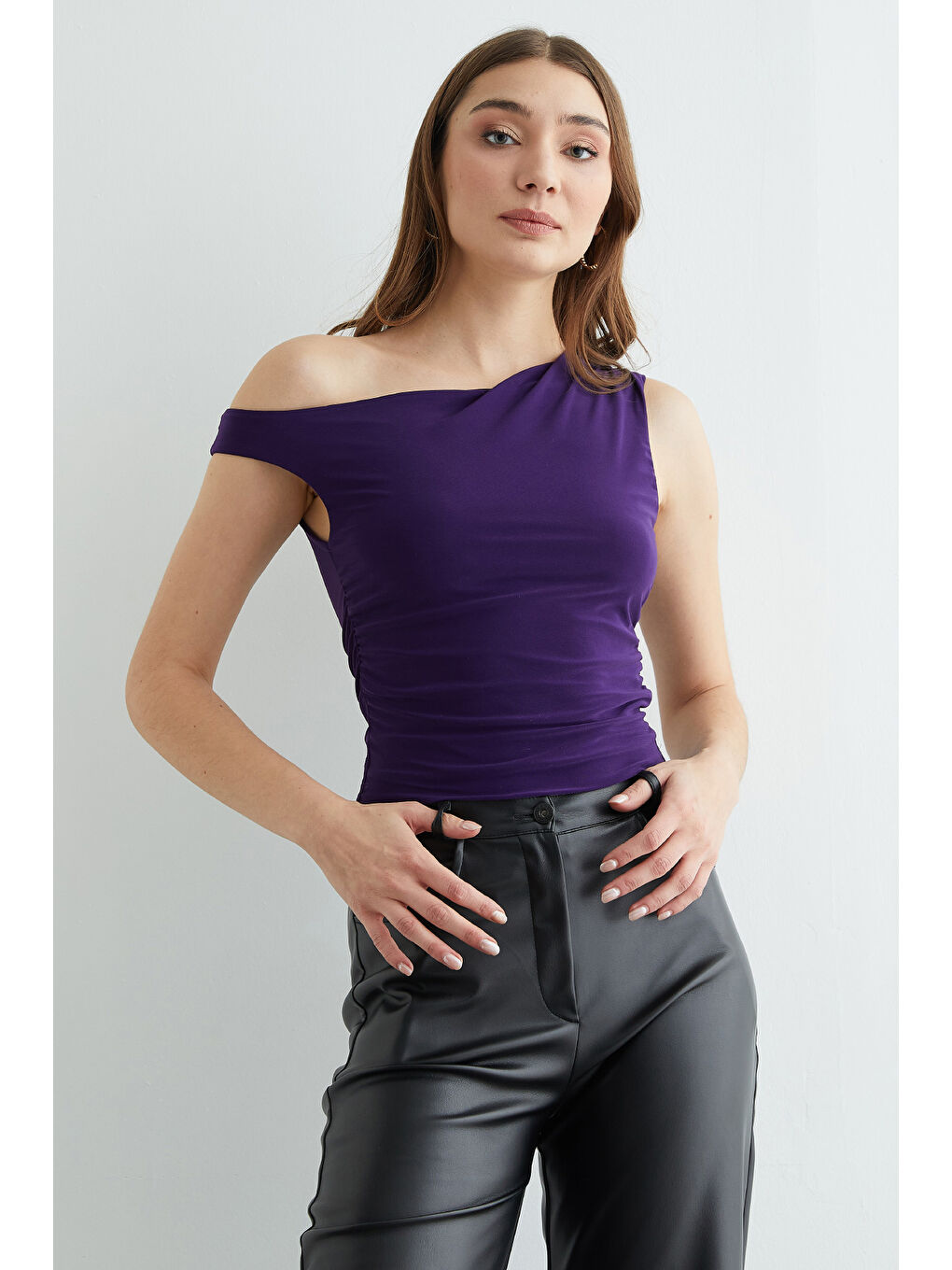 Mor Yanları Drapeli Tek Kol Bluz-4