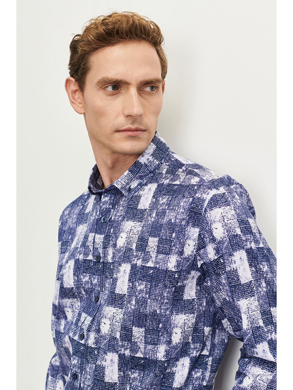 Erkek Lacivert Slim Fit Dar Kesim Düğmeli Yaka %100 Pamuk Baskılı Gömlek-2