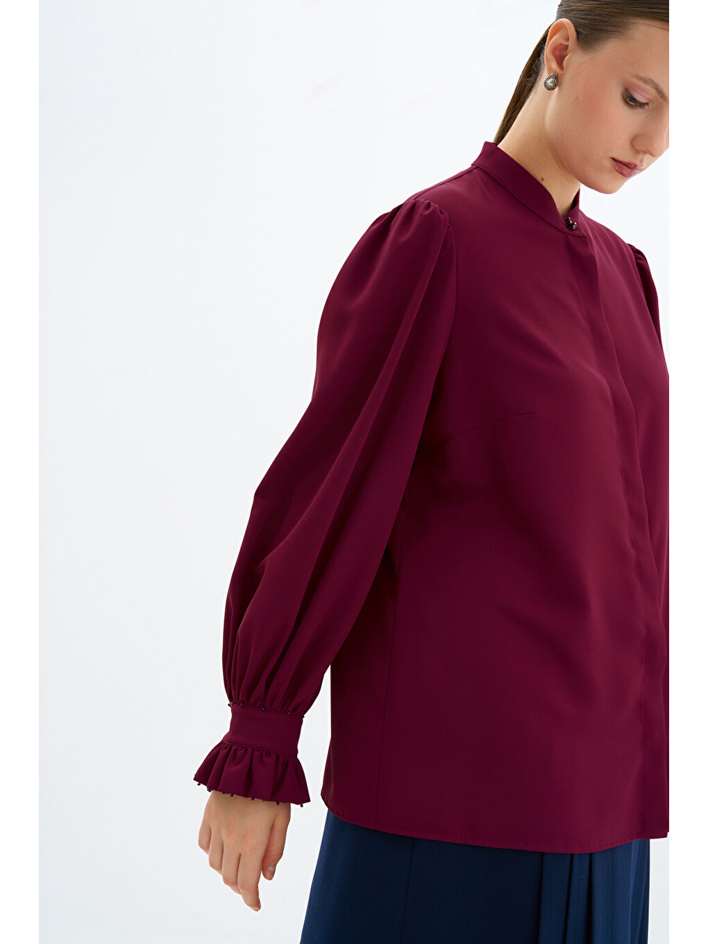 Mürdüm Hakim Yaka Kolları Fırfırlı Bluz-1