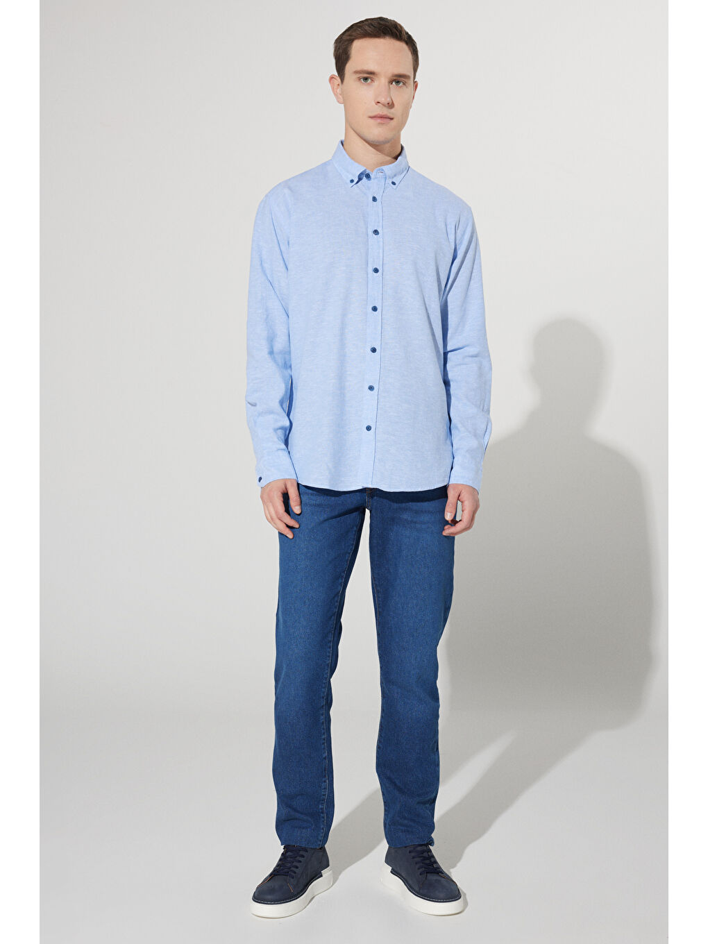 Erkek Mavi Comfort Fit Rahat Kesim Düğmeli Yaka Keten Gömlek-1