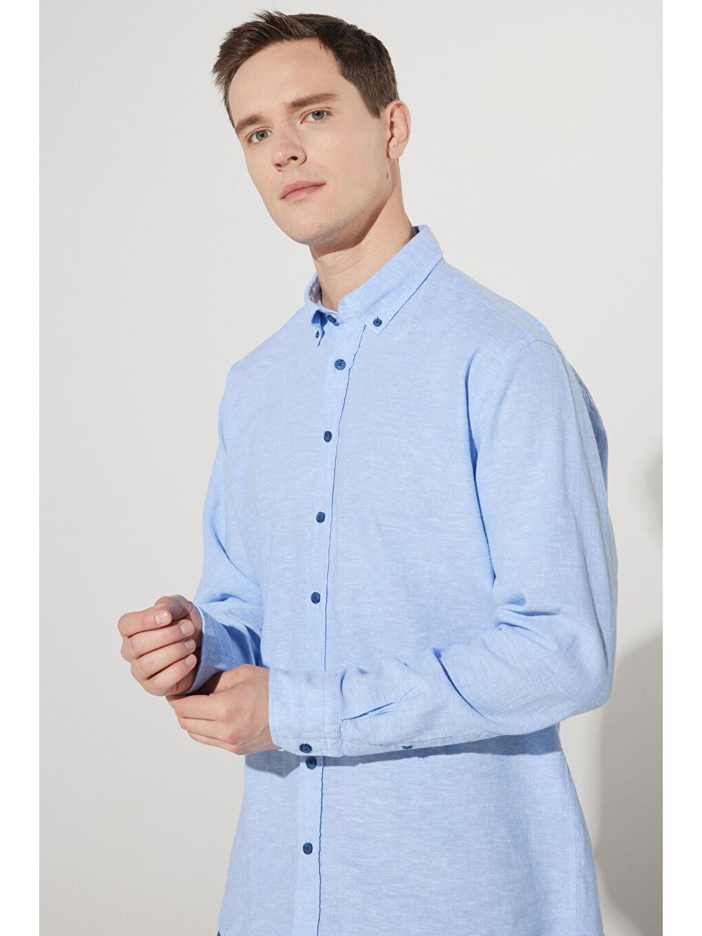 Erkek Mavi Comfort Fit Rahat Kesim Düğmeli Yaka Keten Gömlek-3