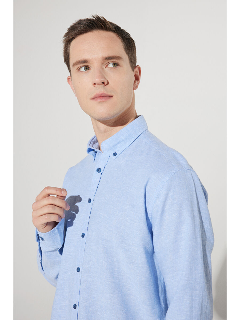 Erkek Mavi Comfort Fit Rahat Kesim Düğmeli Yaka Keten Gömlek-4