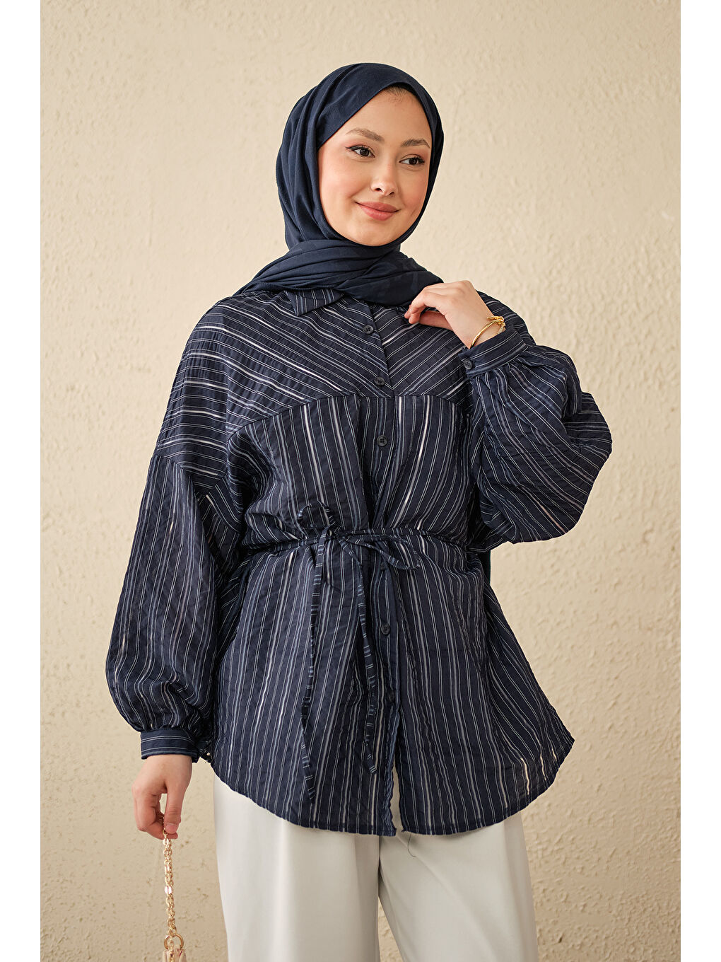 Kadın İnce Çizgi Desen Bel Bağlamalı Gömlek Lacivert