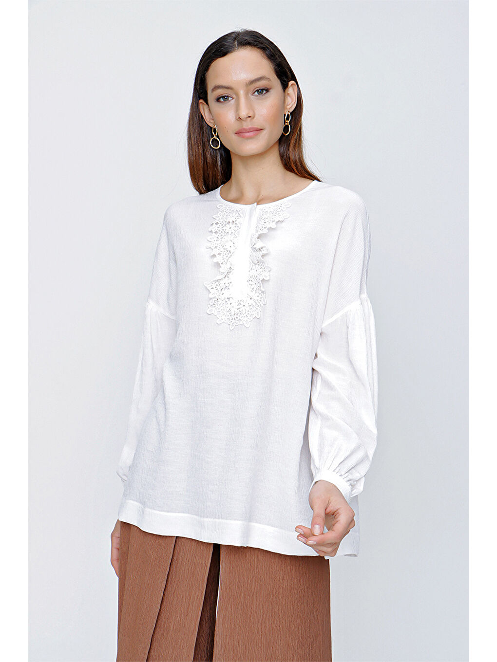 Ekru Patı Dantel Detaylı Bluz