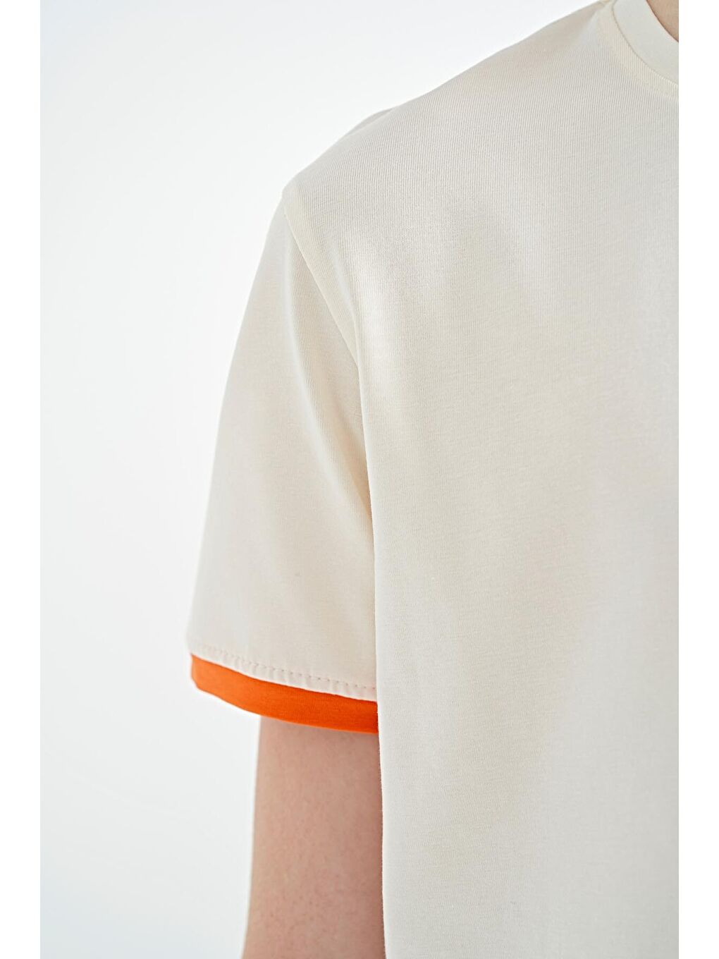Ekru Baskı Detaylı O Yaka Standart Kalıp Erkek Çocuk Tişört - 11131-3