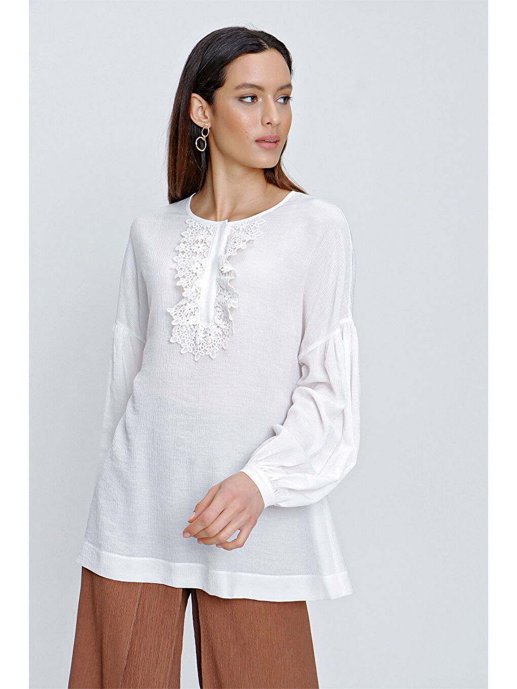 Ekru Patı Dantel Detaylı Bluz-4
