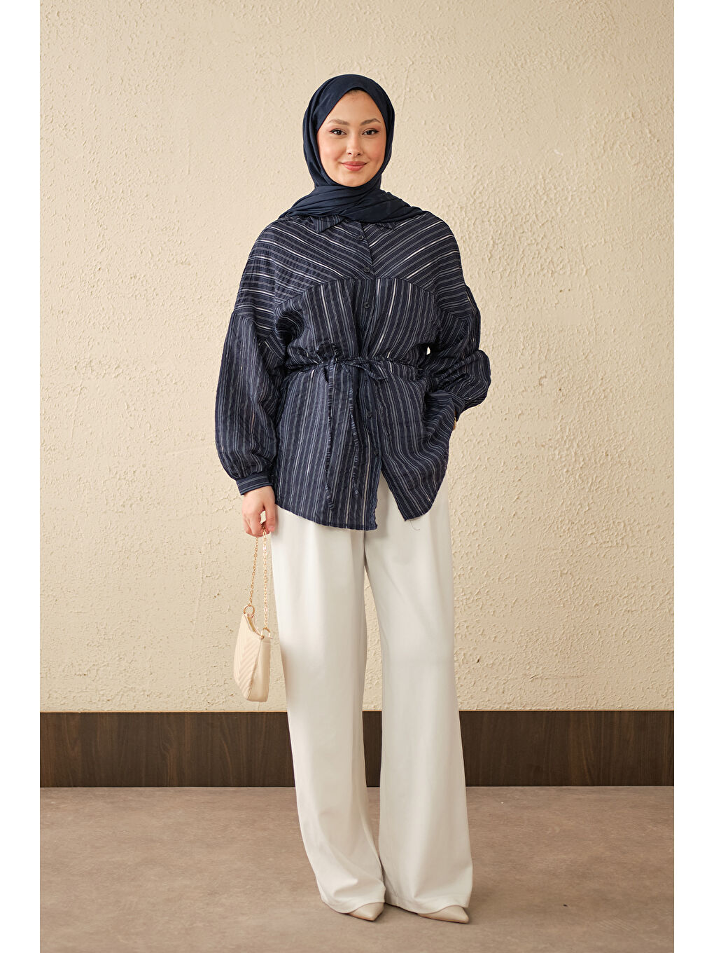 Kadın İnce Çizgi Desen Bel Bağlamalı Gömlek Lacivert-1