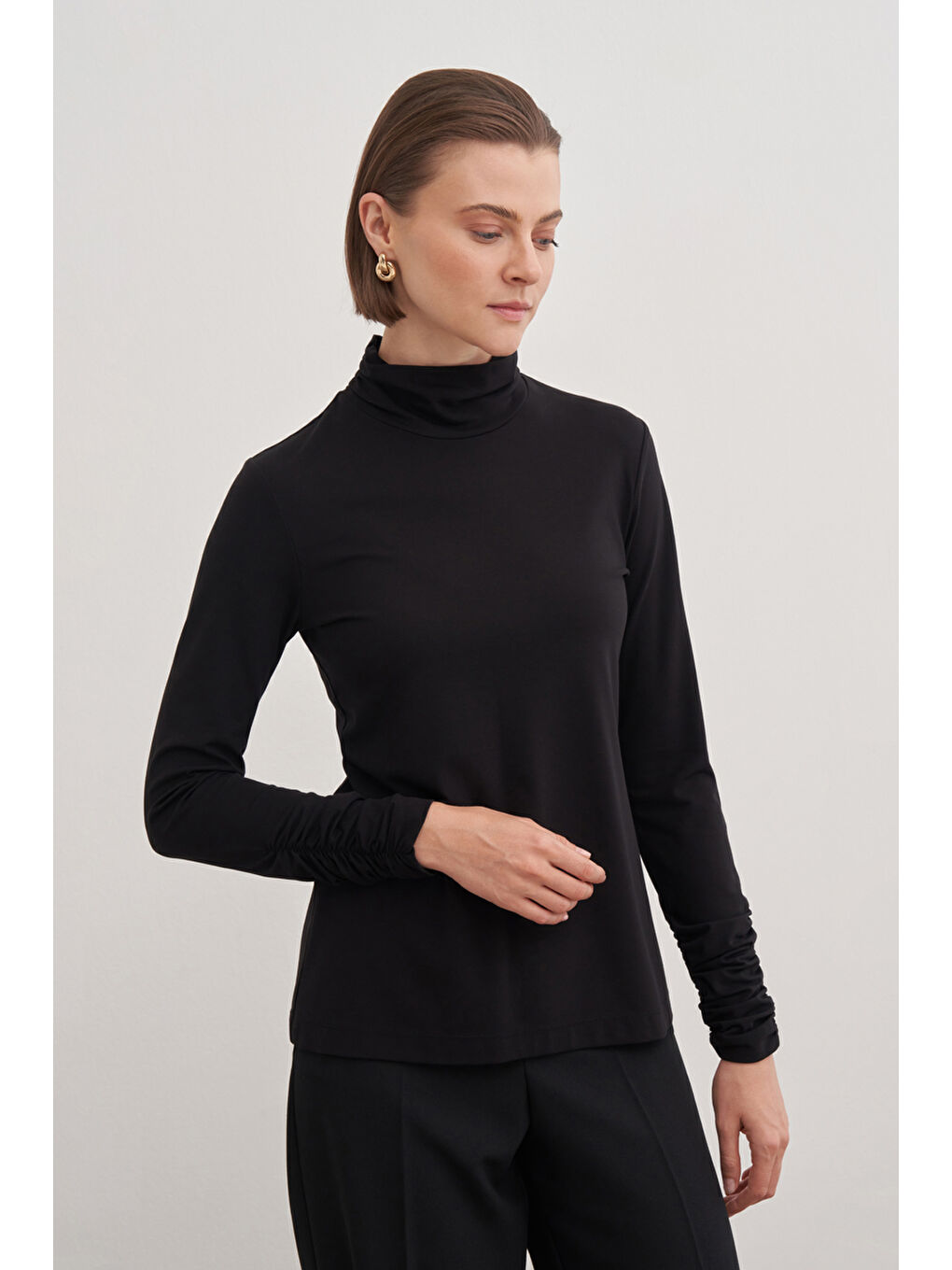 Siyah Büzgü Detaylı Bluz-1