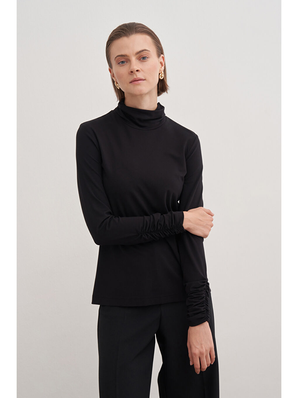 Siyah Büzgü Detaylı Bluz-2