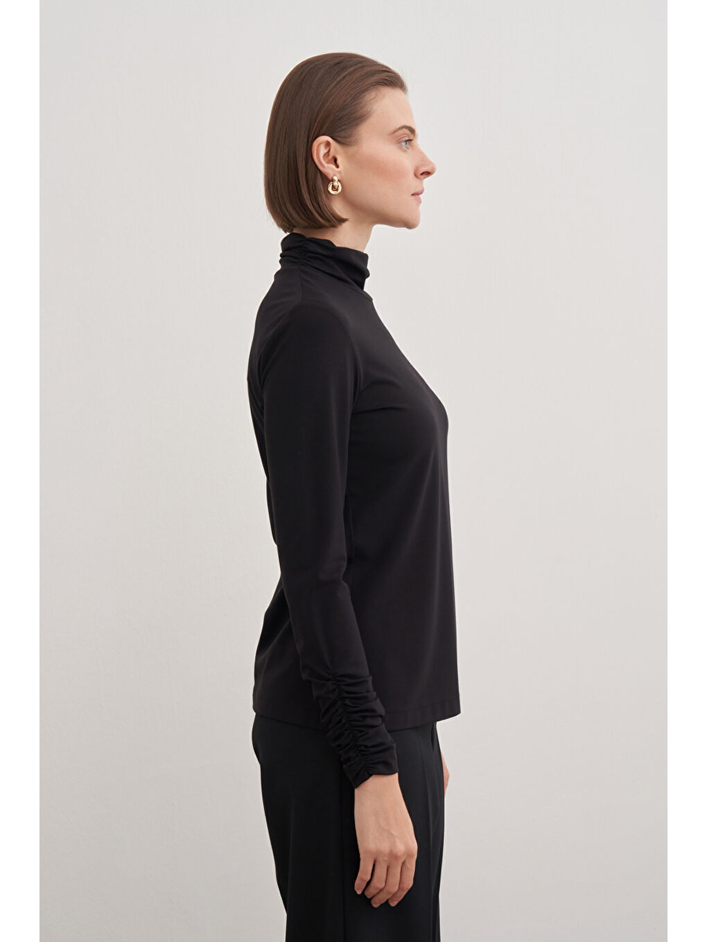 Siyah Büzgü Detaylı Bluz-3