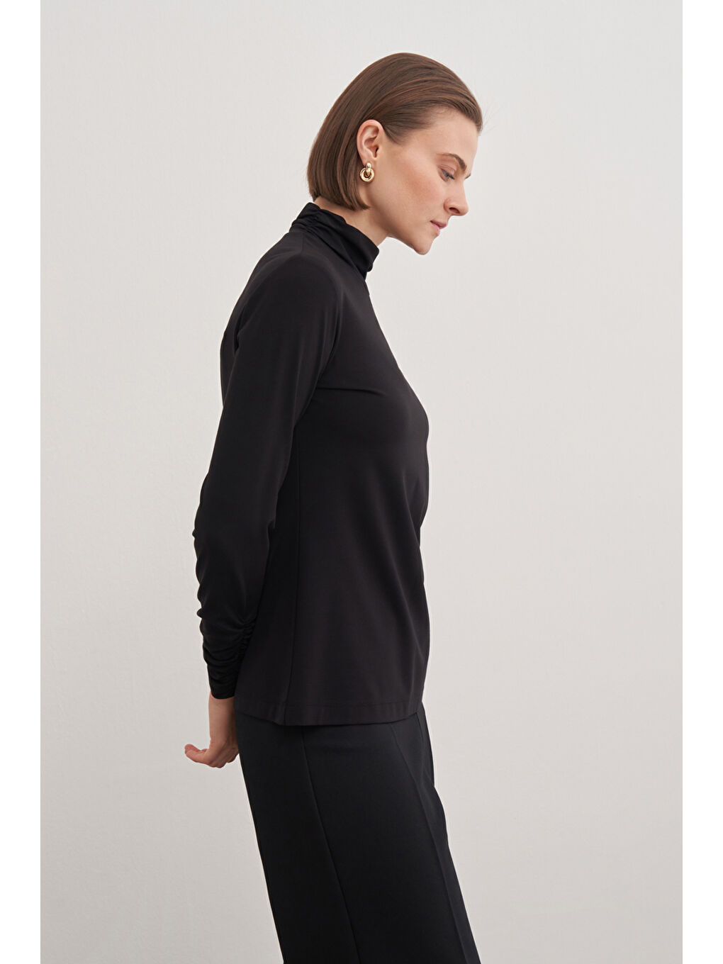 Siyah Büzgü Detaylı Bluz-4