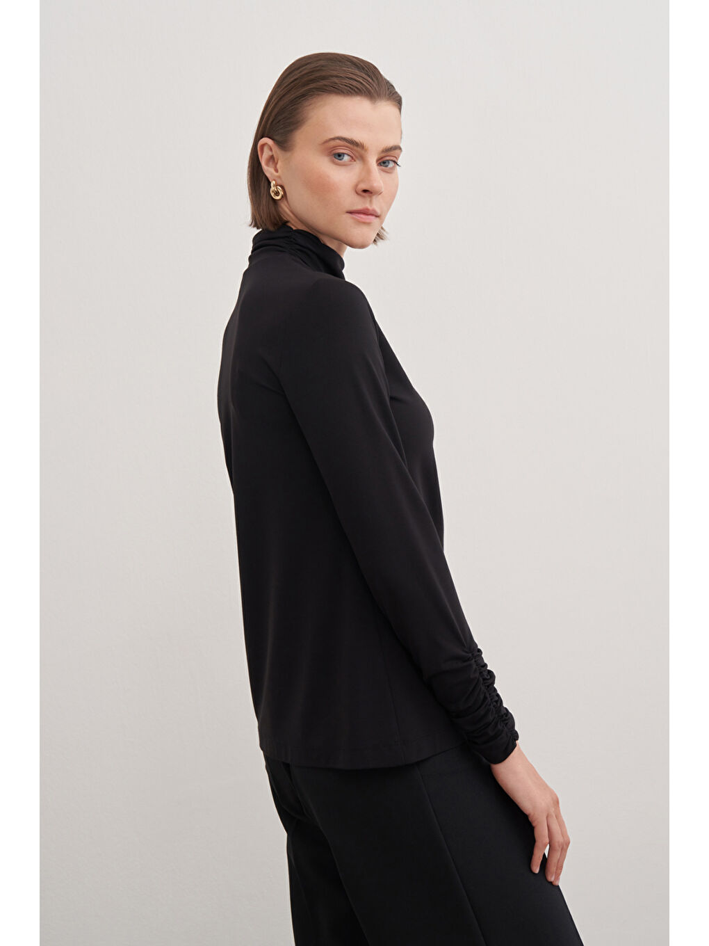 Siyah Büzgü Detaylı Bluz-5