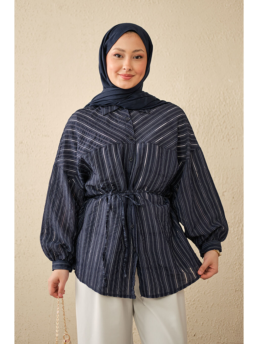 Kadın İnce Çizgi Desen Bel Bağlamalı Gömlek Lacivert-2