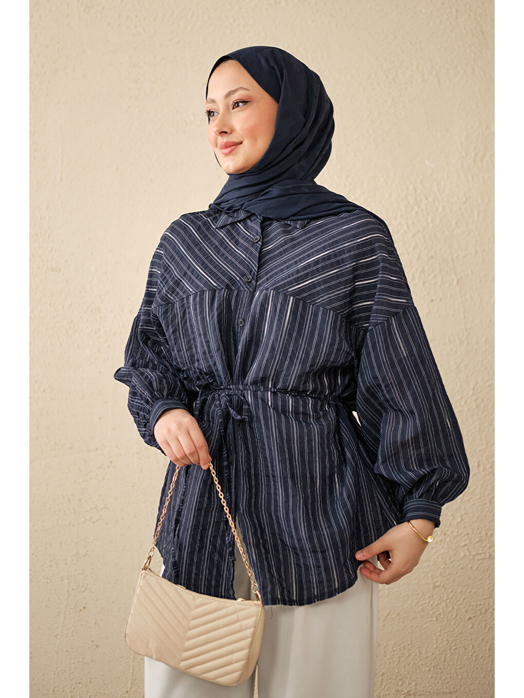 Kadın İnce Çizgi Desen Bel Bağlamalı Gömlek Lacivert-3