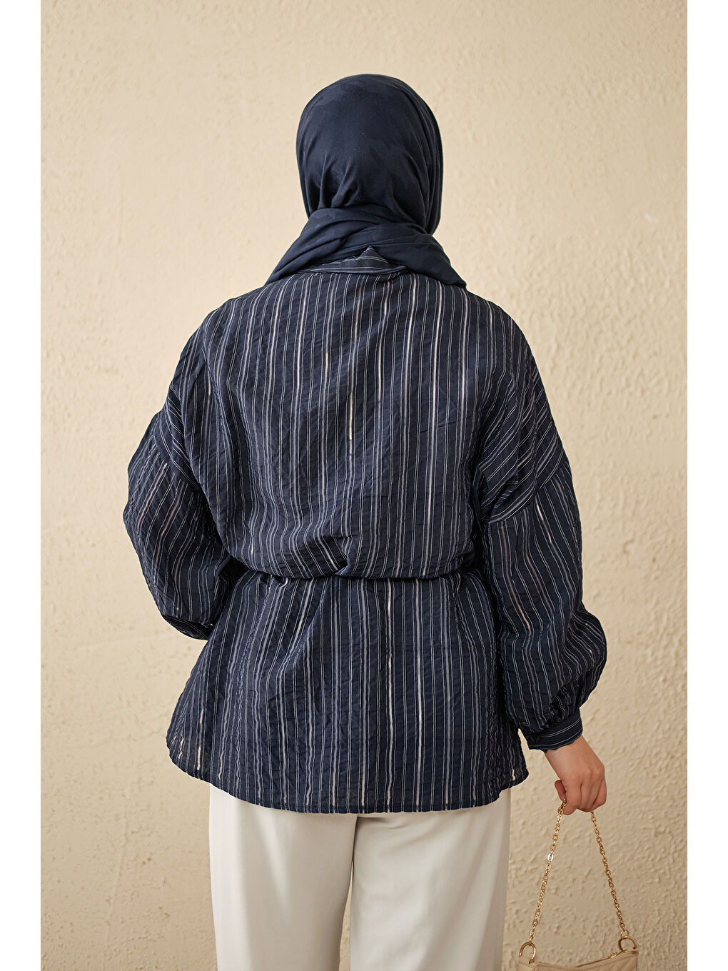 Kadın İnce Çizgi Desen Bel Bağlamalı Gömlek Lacivert-4