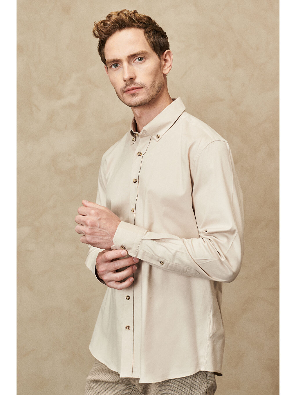 Erkek Bej Slim Fit Dar Kesim Düğmeli Yaka Gabardin Desenli Gömlek