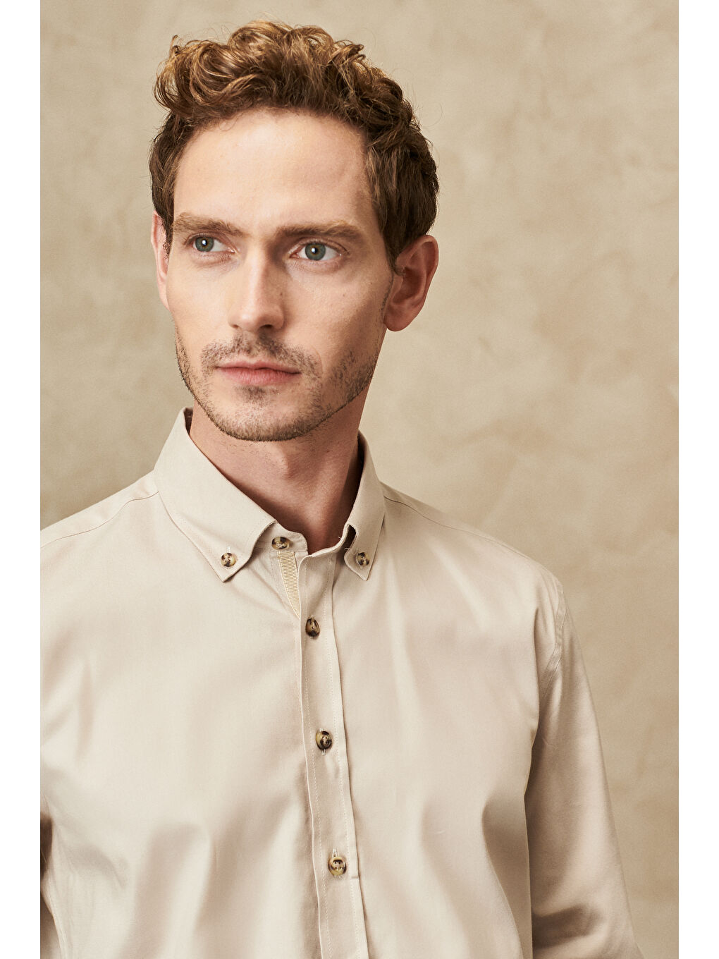 Erkek Bej Slim Fit Dar Kesim Düğmeli Yaka Gabardin Desenli Gömlek-2