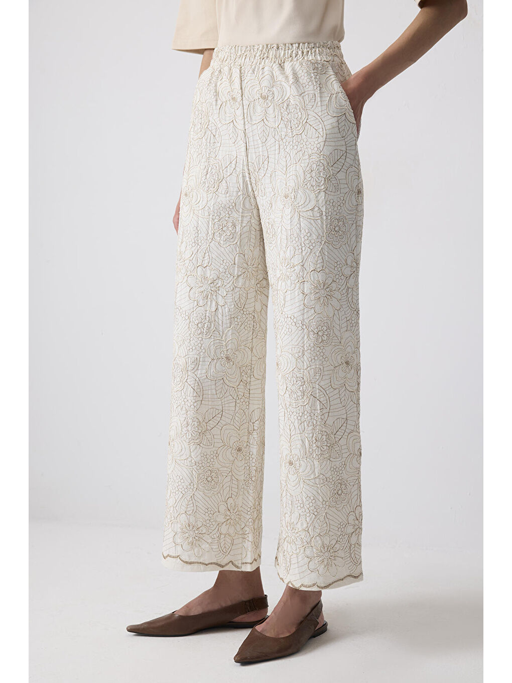 Ekru %100 Pamuklu Nakışlı Pantolon