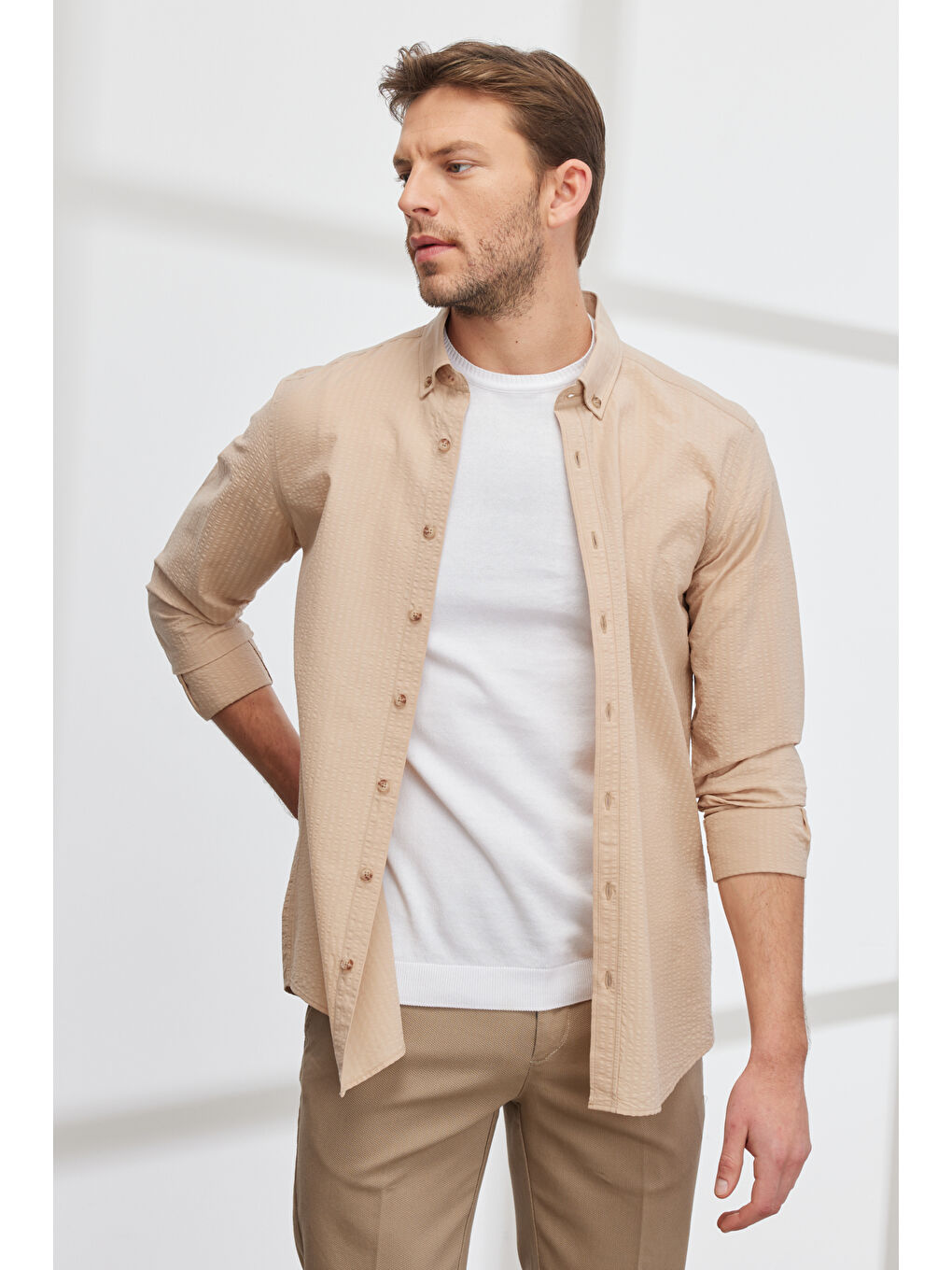 Erkek Bej Slim Fit Dar Kesim Düğmeli Yaka %100 Pamuk Gömlek