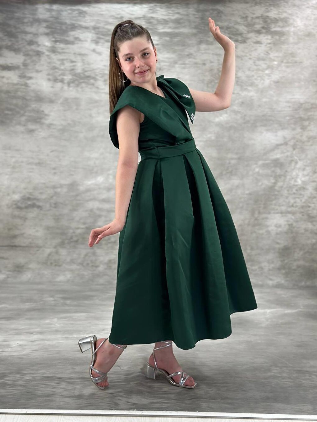 Kız Çocuk Zümrüt Yeşili Uzun Abiye Asimetrik Yaka Ve Taş Detaylı Elbise-2