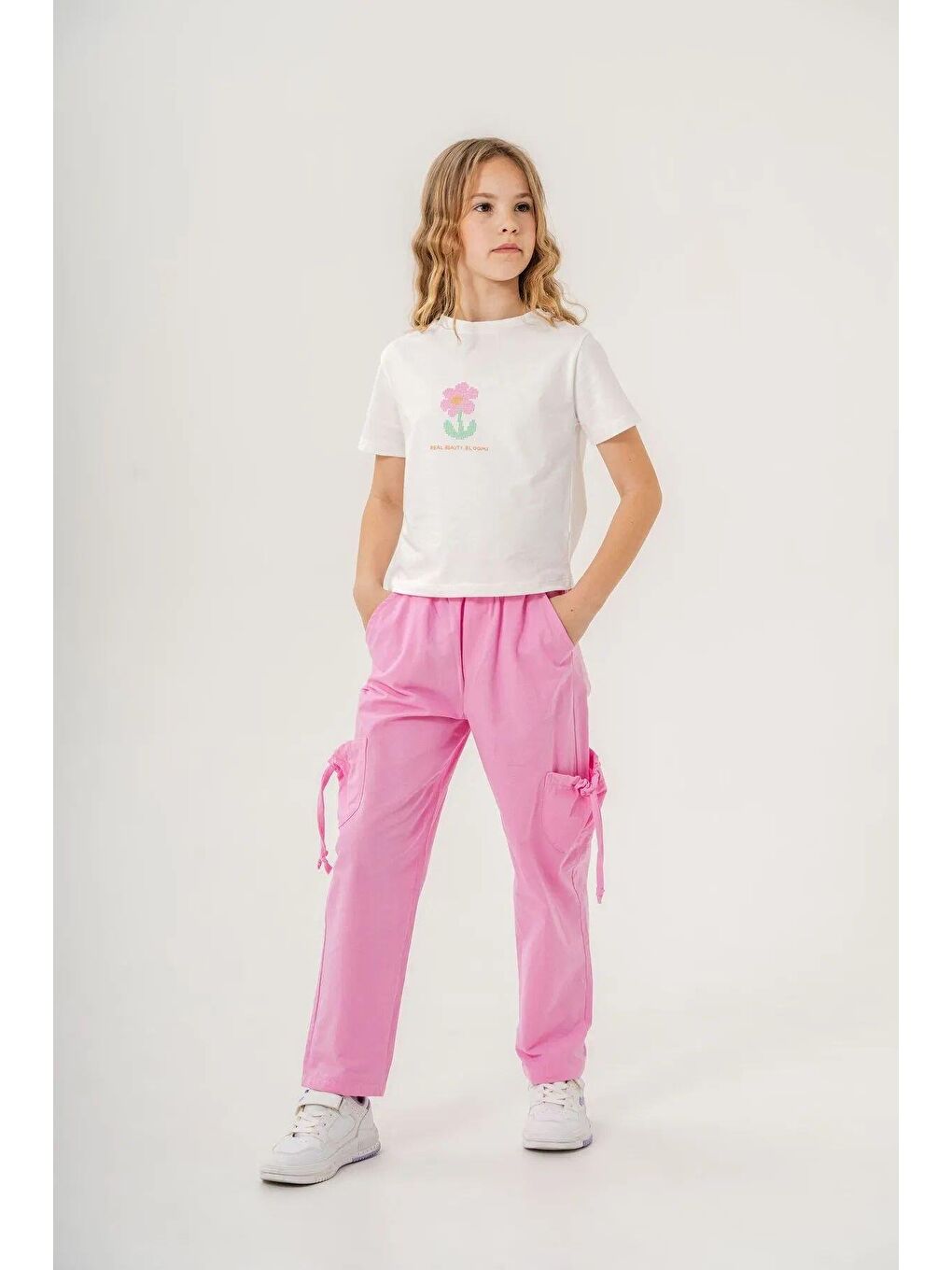 Karışık Kız Çocuk Pamuklu Beyaz Çiçek Baskılı T-Shirt Ve Pembe Cepli Pantolon Takım-3