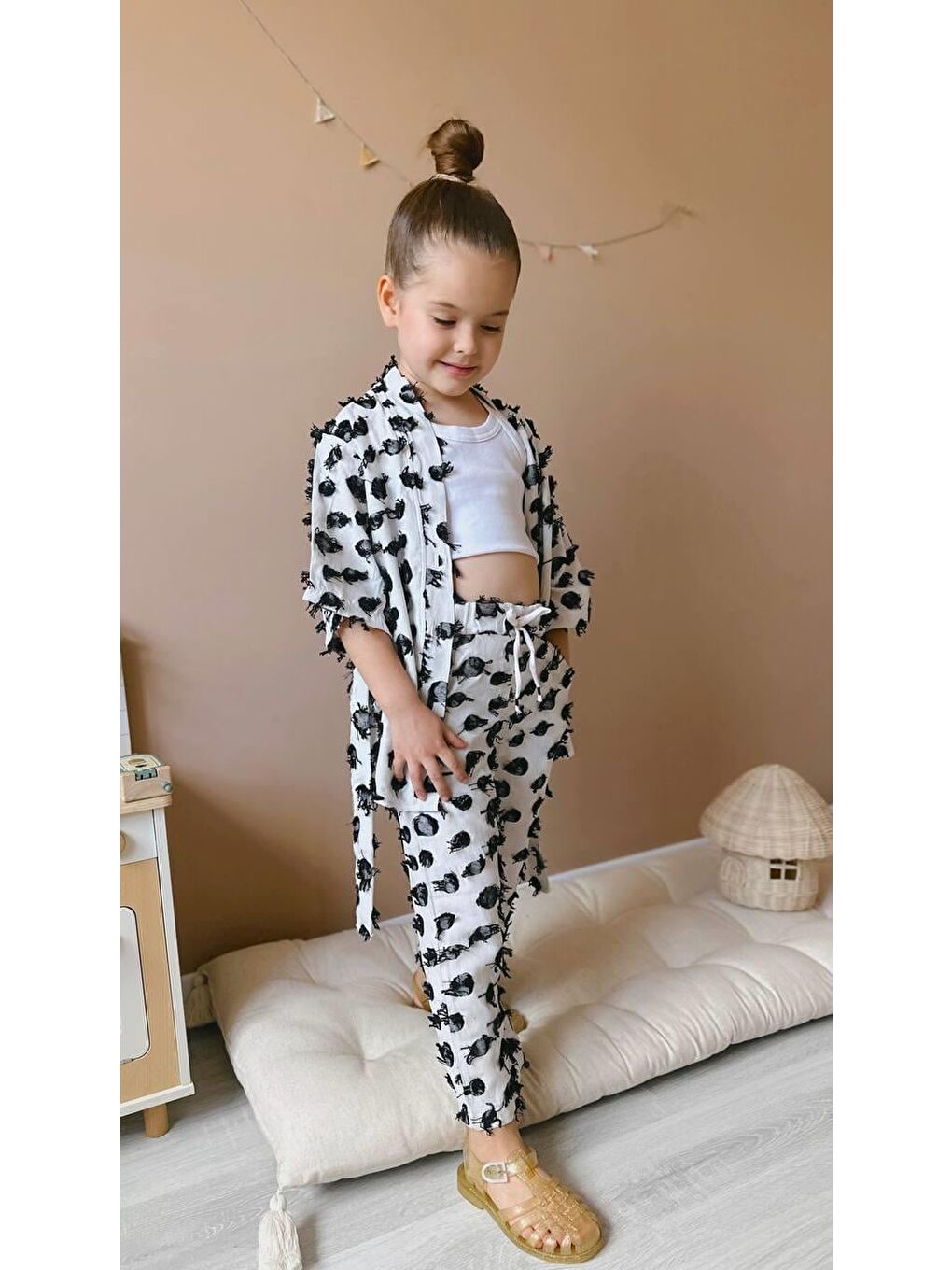 Siyah Kız Çocuk Pamuklu Beyaz  Püskül Detaylı Kimono Ve Pantolon Takım-2