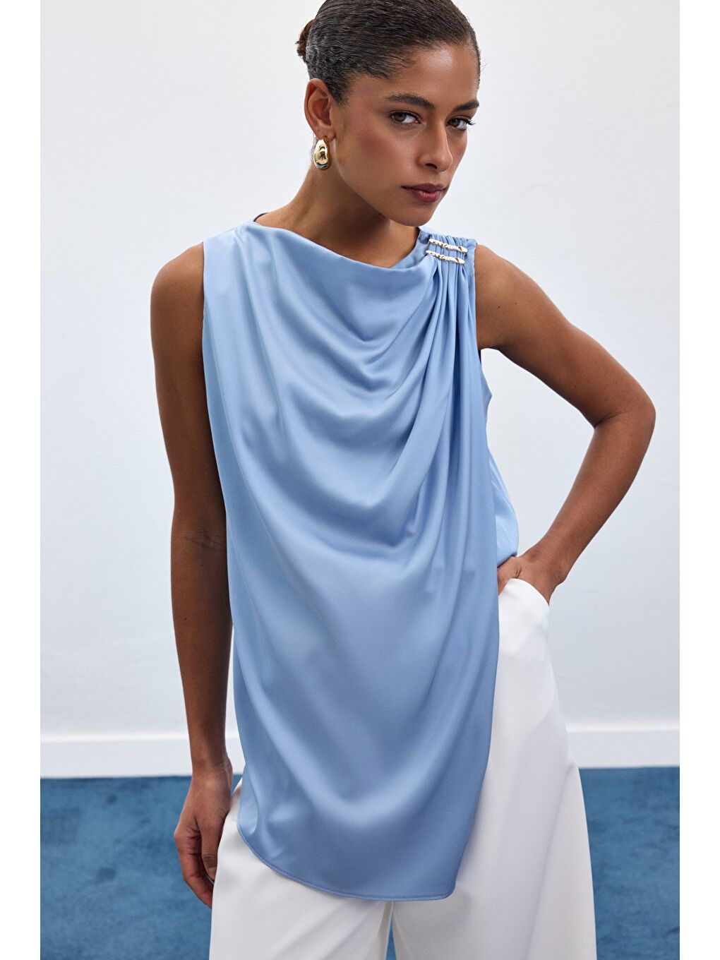 Aksesuar Detaylı Kolsuz Bluz - Bebe Mavi