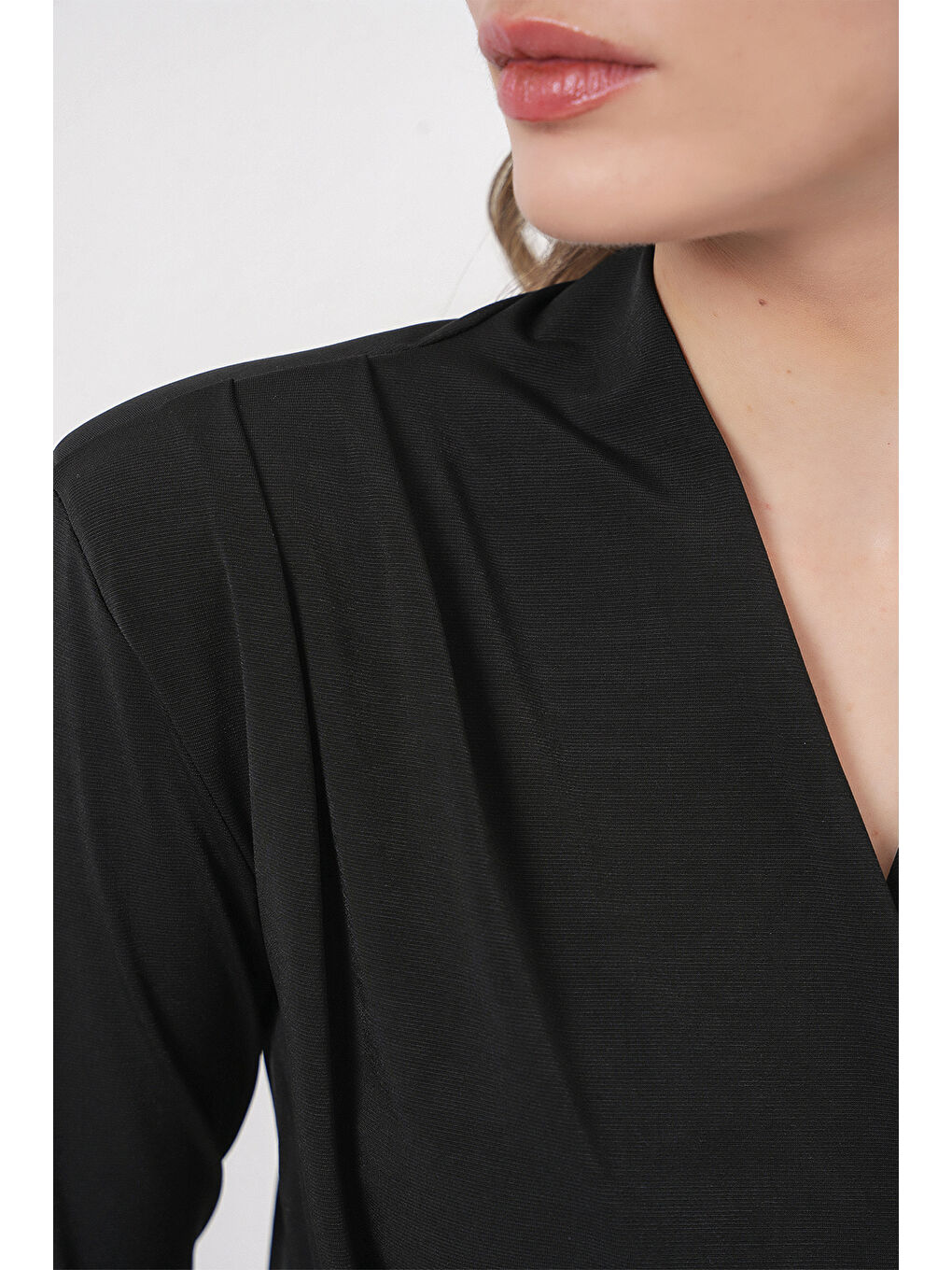 Kadın Omuz Vatkalı Kruvaze Yaka Bluz 942 - Siyah-4