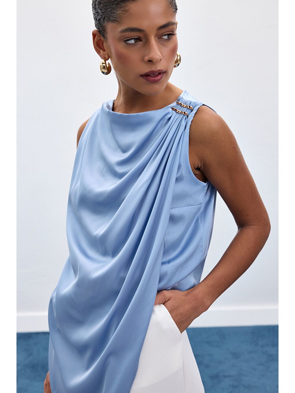 Aksesuar Detaylı Kolsuz Bluz - Bebe Mavi-1