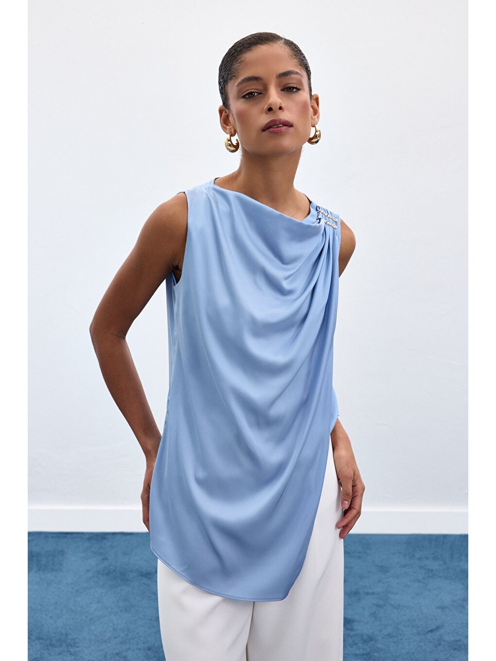 Aksesuar Detaylı Kolsuz Bluz - Bebe Mavi-2