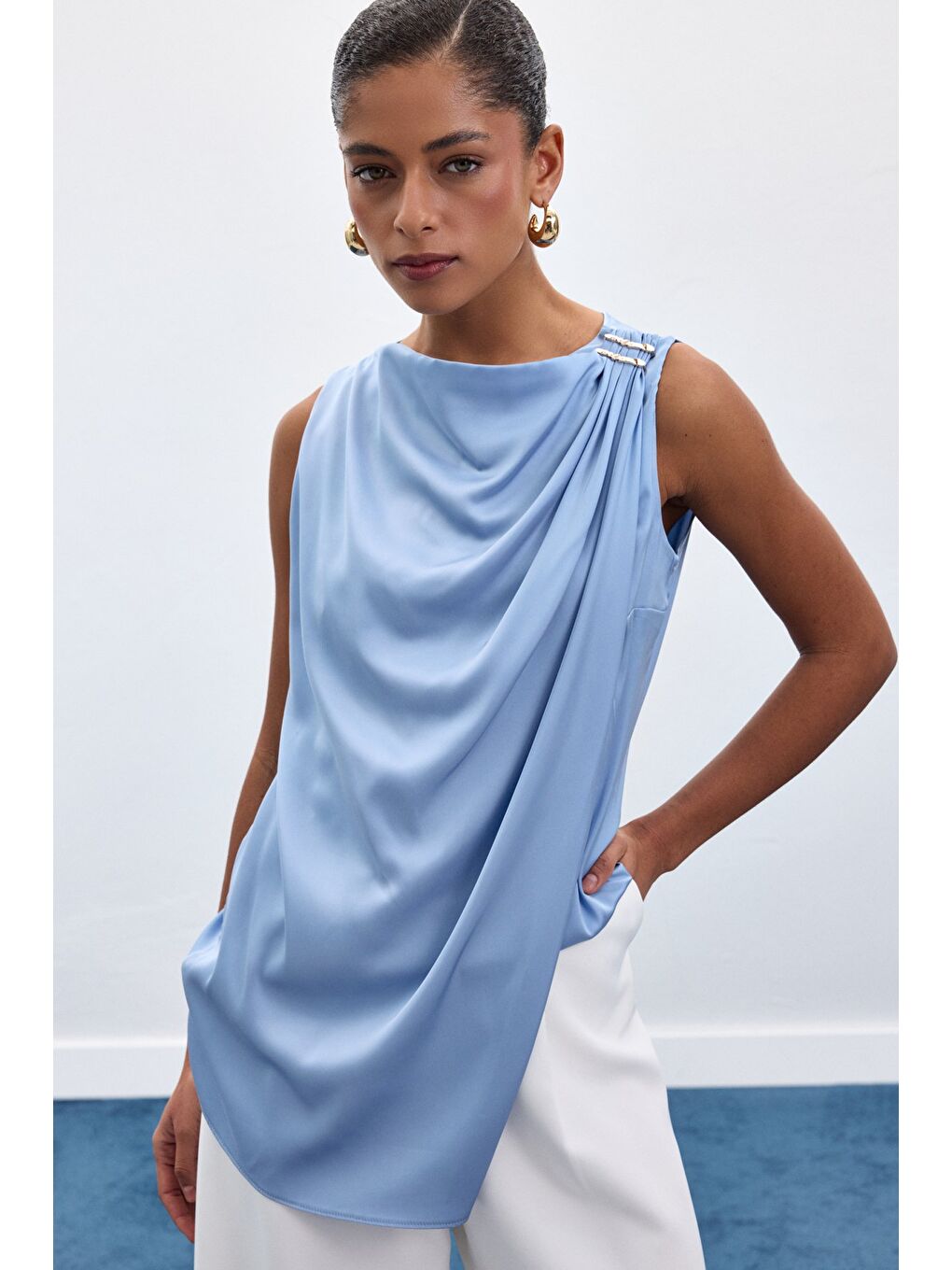 Aksesuar Detaylı Kolsuz Bluz - Bebe Mavi-3