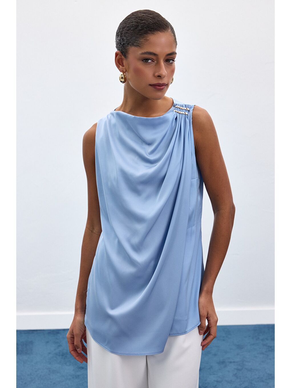 Aksesuar Detaylı Kolsuz Bluz - Bebe Mavi-4