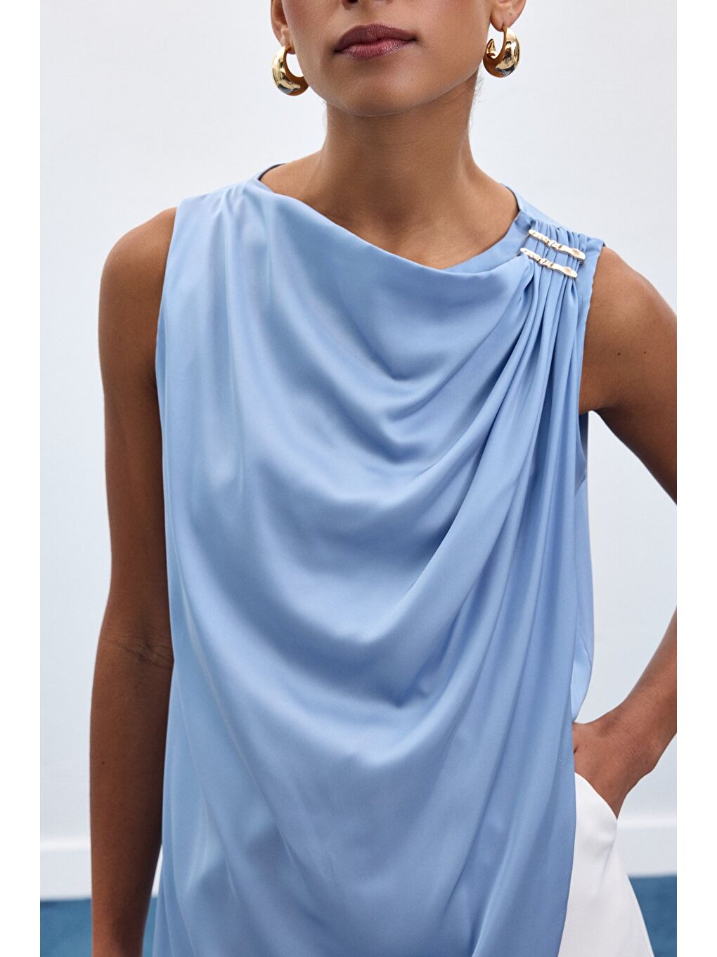 Aksesuar Detaylı Kolsuz Bluz - Bebe Mavi-5