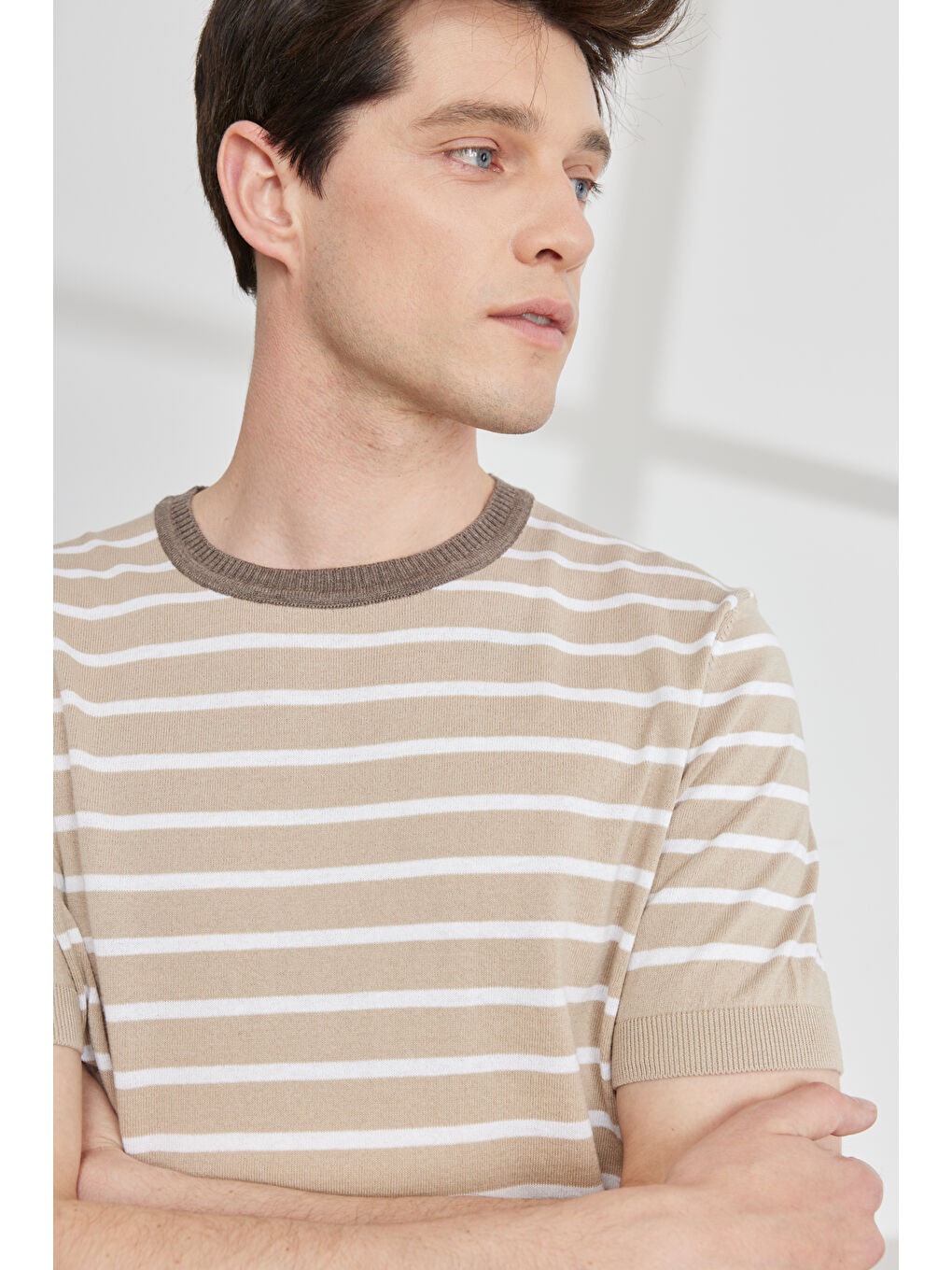 Erkek Bej-Beyaz Standart Fit Normal Kesim Bisiklet Yaka %100 Pamuk Kısa Kollu Çizgili Triko Tişört-2