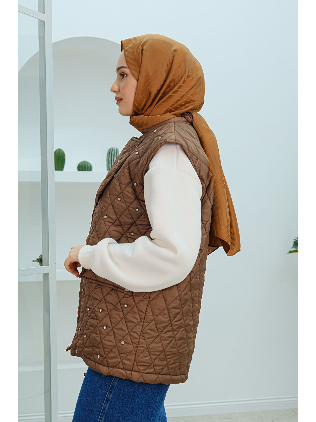 Kahverengi Taş Detaylı Kapitone Yelek Taba-1