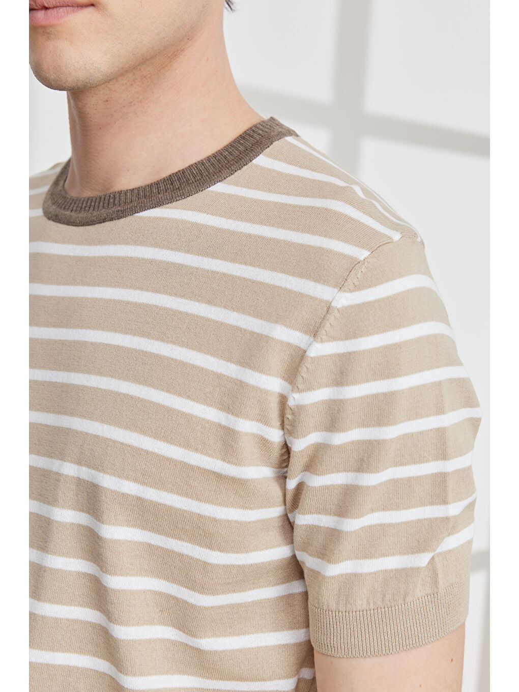 Erkek Bej-Beyaz Standart Fit Normal Kesim Bisiklet Yaka %100 Pamuk Kısa Kollu Çizgili Triko Tişört-3