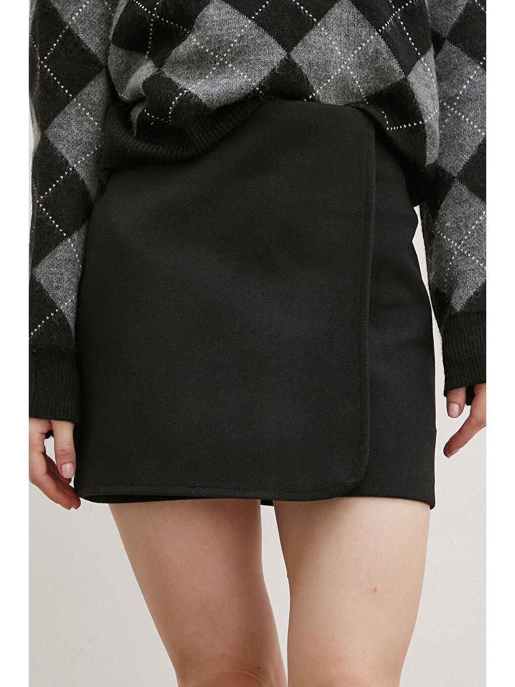 Önü Katlı Kaşe Etek Siyah-5