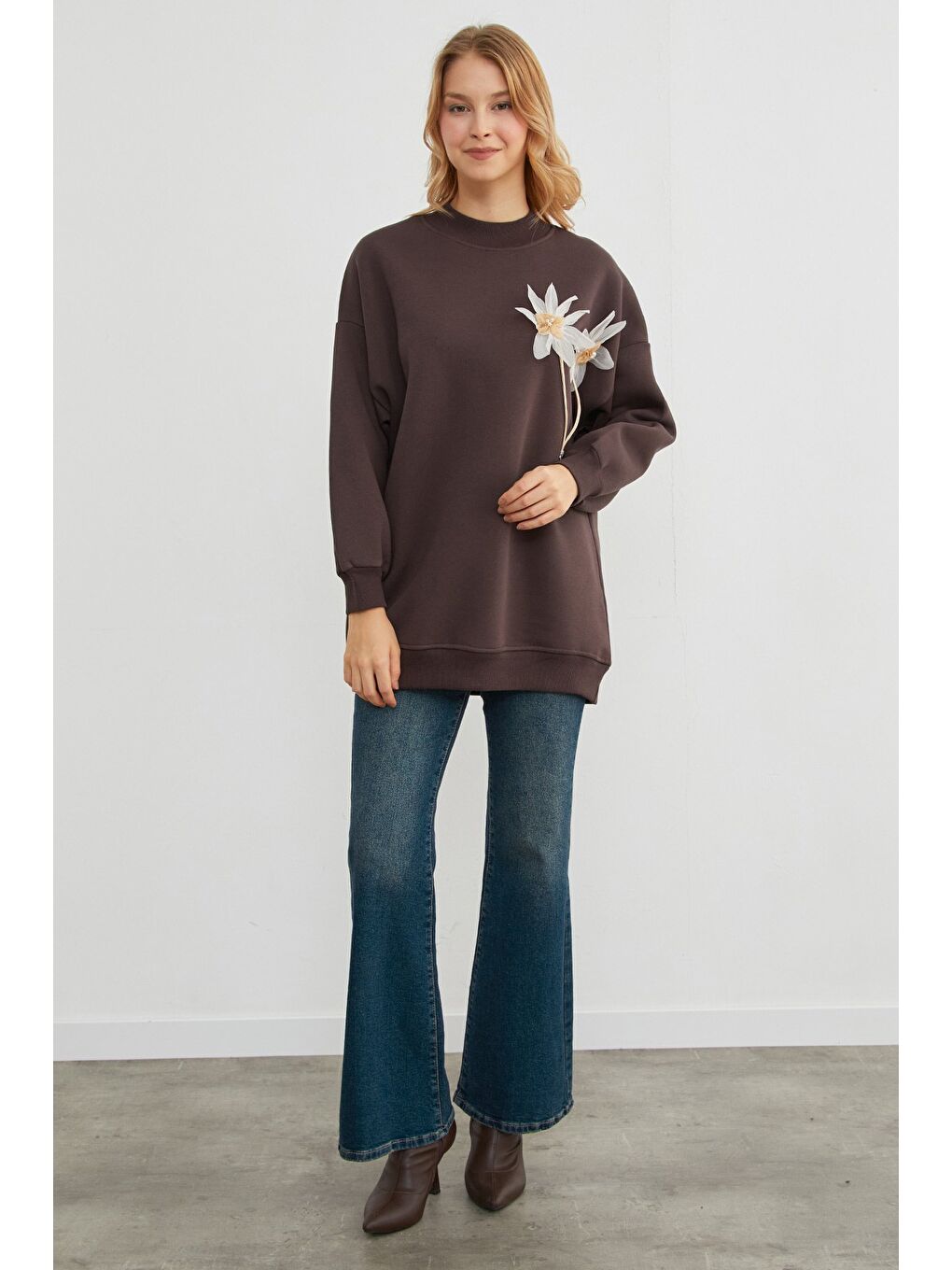 Kahverengi 3 İplik Çiçek Aksesuarlı Oversize Tunik-2