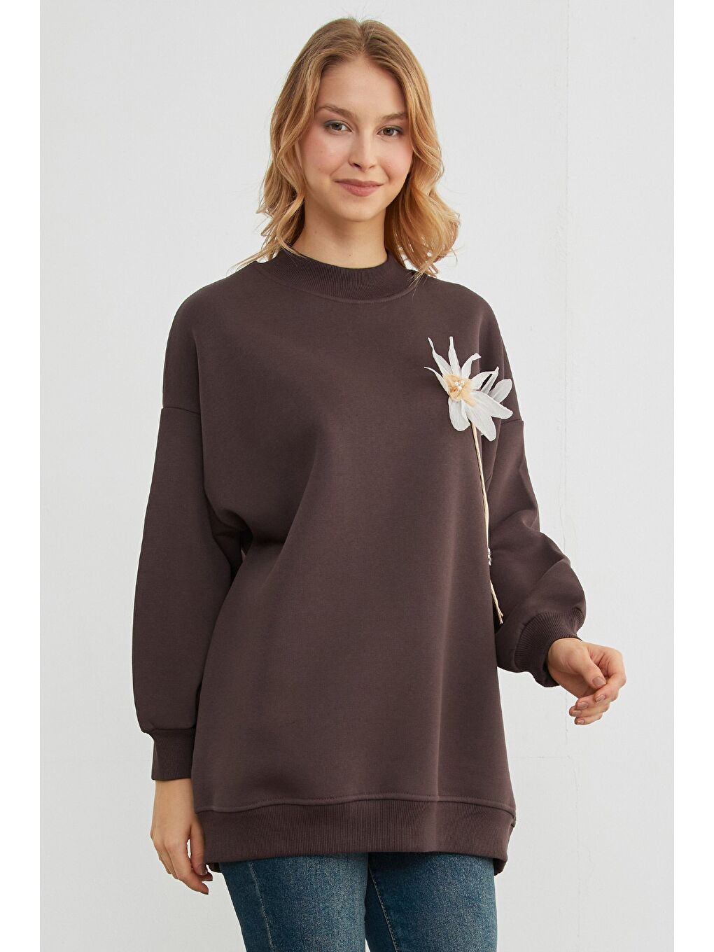 Kahverengi 3 İplik Çiçek Aksesuarlı Oversize Tunik-3