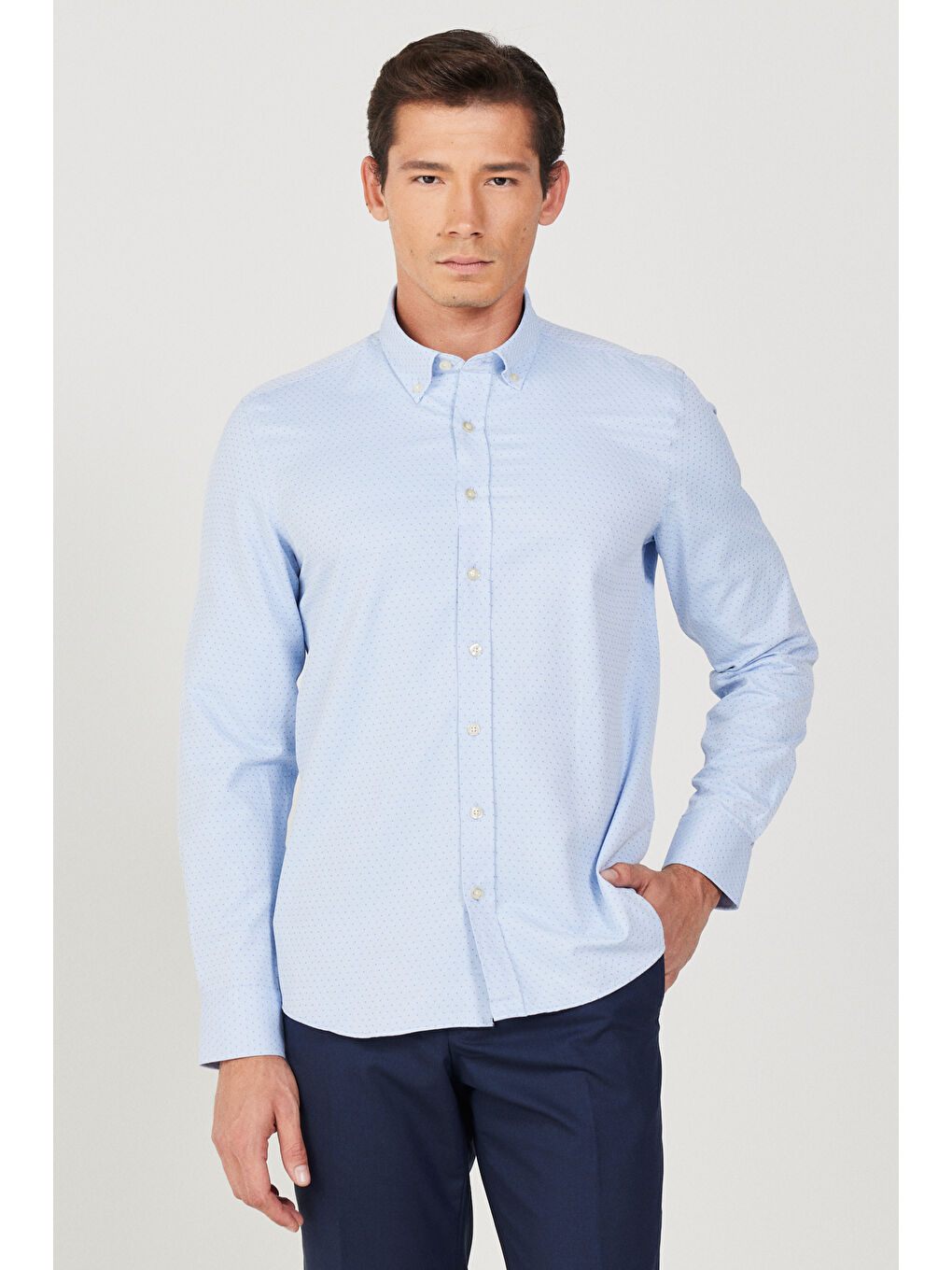 Erkek Açık Mavi Slim Fit Dar Kesim Düğmeli Yaka Armürlü Gömlek