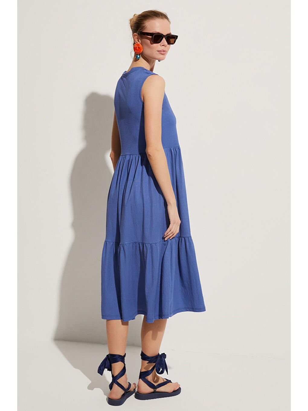 Mavi Kolsuz Volanlı Rahat Kesim Midi Elbise-4