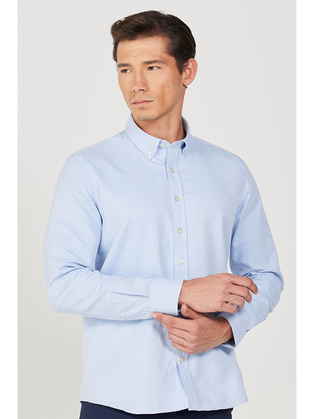 Erkek Açık Mavi Slim Fit Dar Kesim Düğmeli Yaka Armürlü Gömlek-4