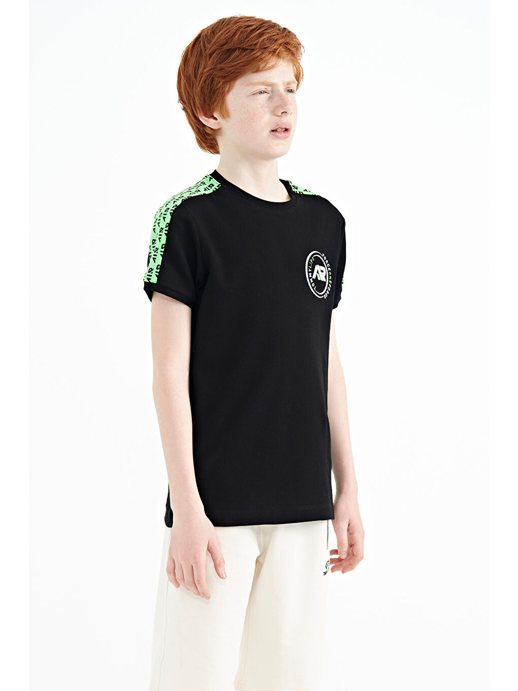 Siyah Omuz Baskı Detaylı Standart Kalıp O Yaka Erkek Çocuk Tişört - 11121-3