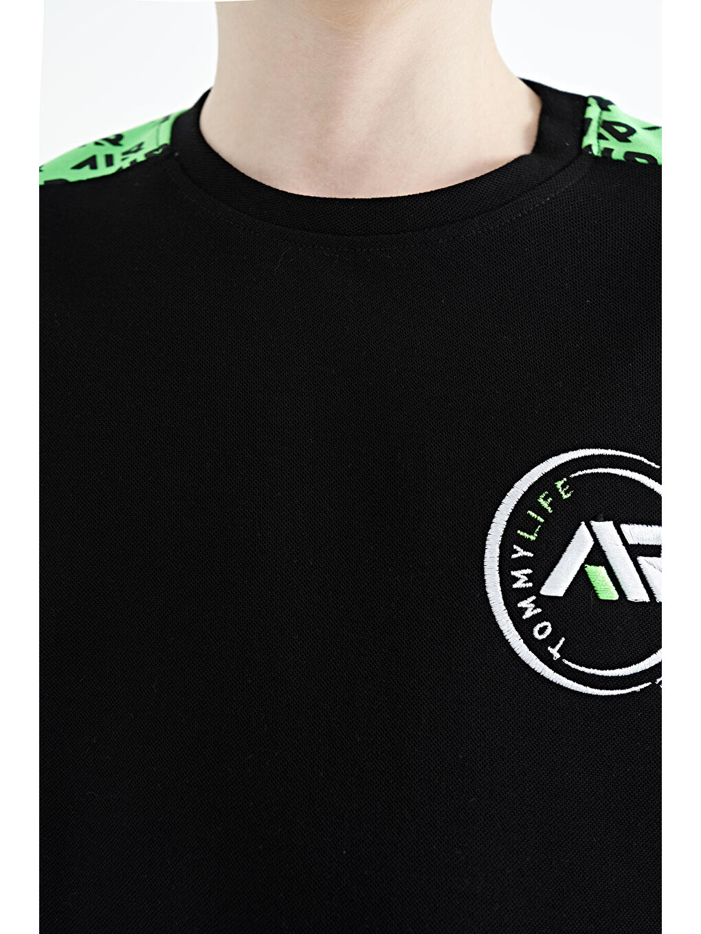 Siyah Omuz Baskı Detaylı Standart Kalıp O Yaka Erkek Çocuk Tişört - 11121-4