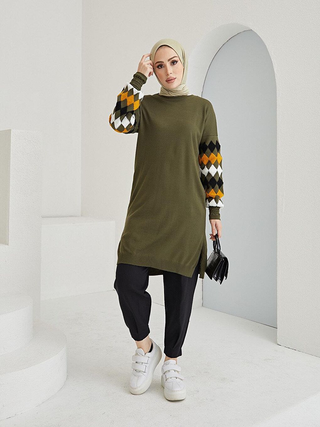 Kolu İşlemeli Haki Kadın Triko Kazak