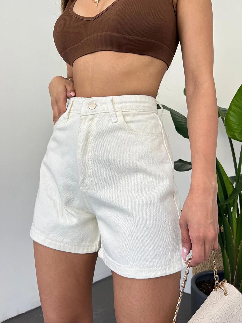 Beyaz Mom Kalıp Yıkamalı Denim Şort